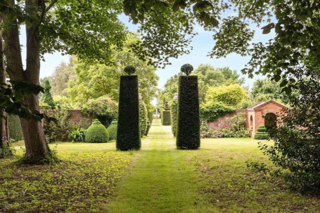 Cressy Hall - Historic Grade II Listed Manor, Gorgeous Topiary Garden Gosberton Exteriör bild